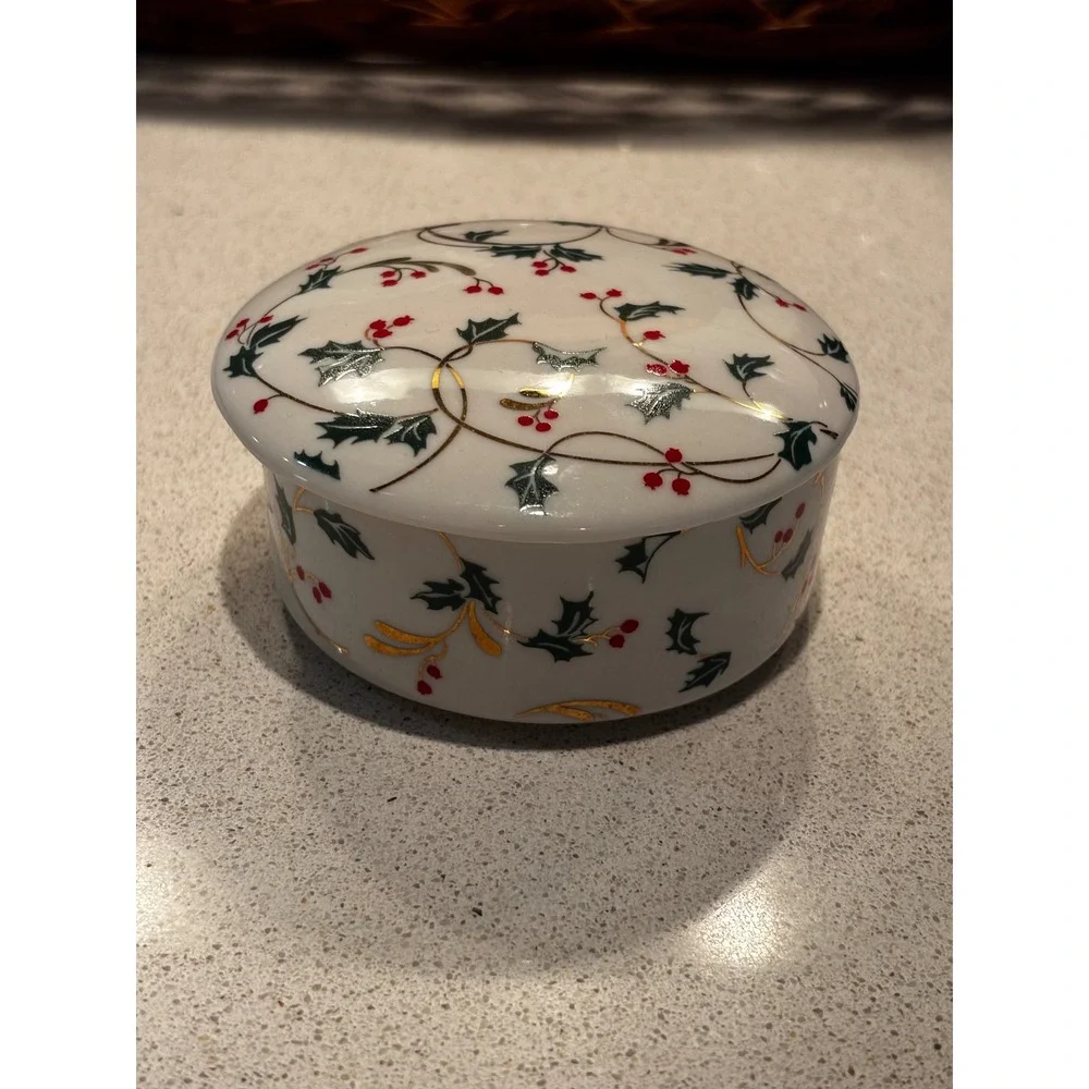 VTG Hallmark Christmas Holly Berry Ceramic Trinket Box Gold Swirl Round Lid